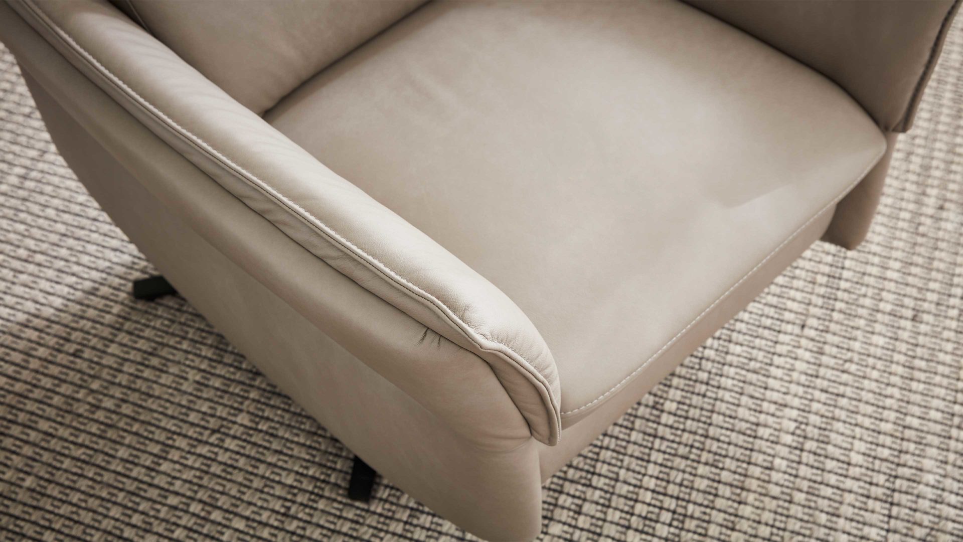 Relaxsessel comfortmaster besser sitzen, liegen, leben aus Leder in Beige Comfortmaster 7267 - Relaxsessel 24E44 motorisch - stahlfarbenes LongLife-Leder & anthrazitfarbener Sternfuß