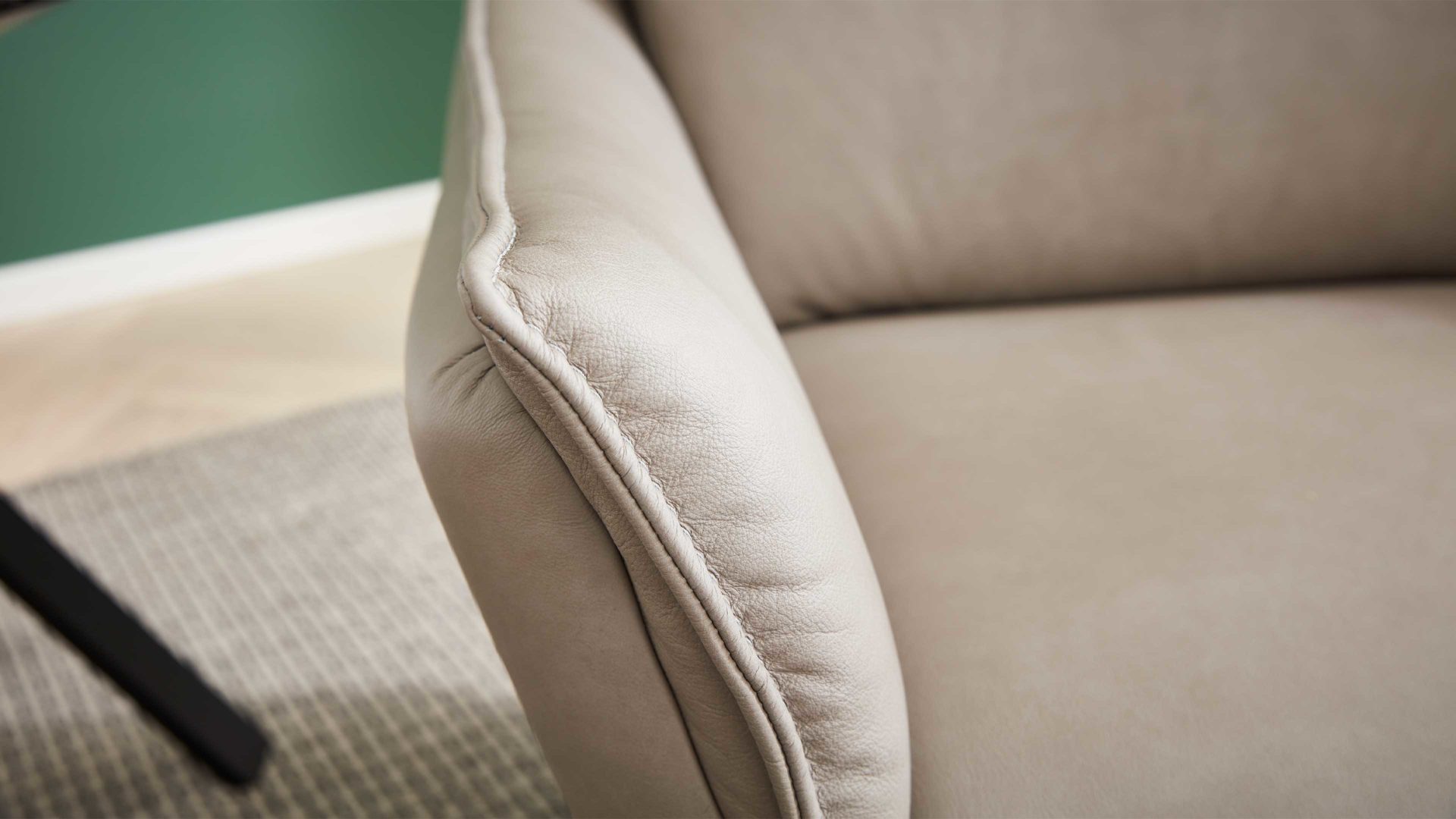 Relaxsessel comfortmaster besser sitzen, liegen, leben aus Leder in Beige Comfortmaster 7267 - Relaxsessel 24E44 motorisch - stahlfarbenes LongLife-Leder & anthrazitfarbener Sternfuß