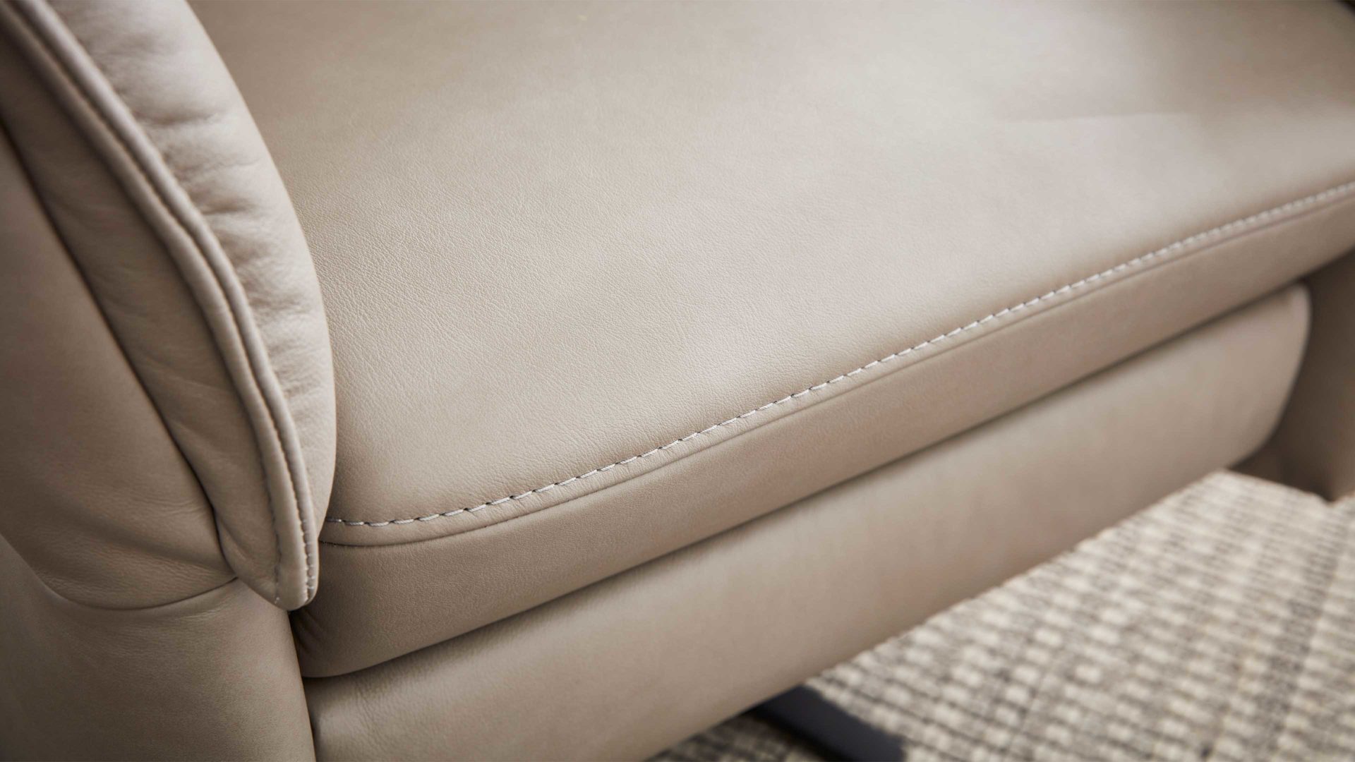 Relaxsessel comfortmaster besser sitzen, liegen, leben aus Leder in Beige Comfortmaster 7267 - Relaxsessel 24E44 motorisch - stahlfarbenes LongLife-Leder & anthrazitfarbener Sternfuß