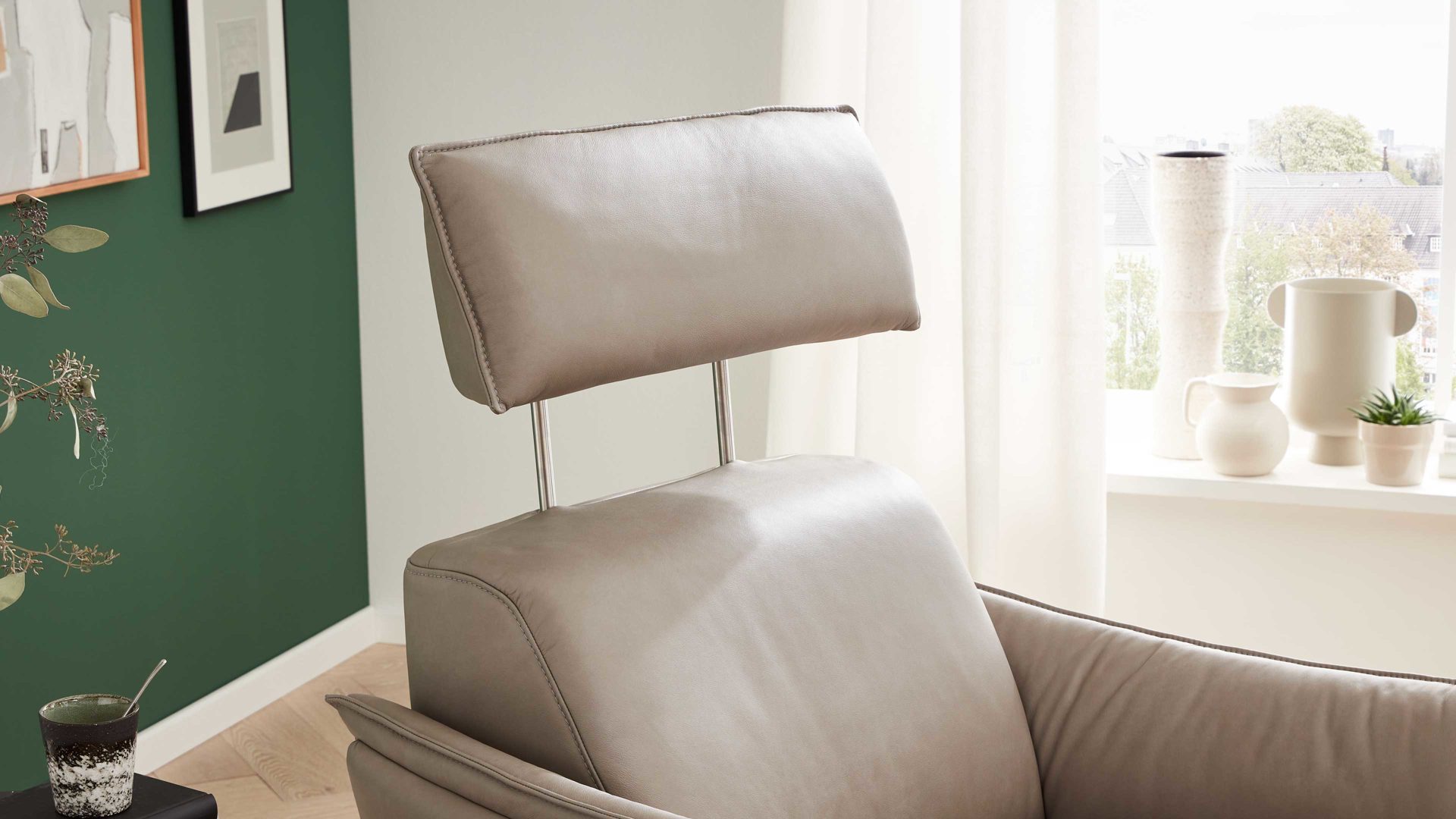 Relaxsessel comfortmaster besser sitzen, liegen, leben aus Leder in Beige Comfortmaster 7267 - Relaxsessel 24E44 motorisch - stahlfarbenes LongLife-Leder & anthrazitfarbener Sternfuß