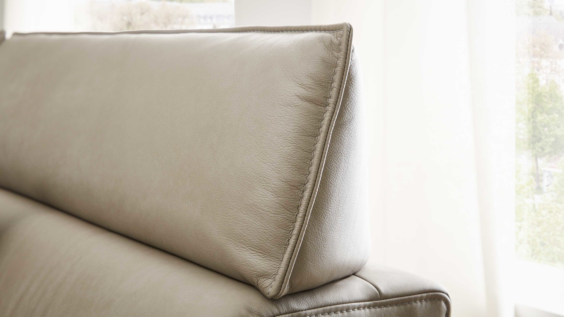 2,5-Sitzer comfortmaster besser sitzen, liegen, leben aus Leder in Beige Comfortmaster Spektra 1267 - 2,5-Sitzer stahlfarbenes LongLife-Leder - Länge ca. 203 cm