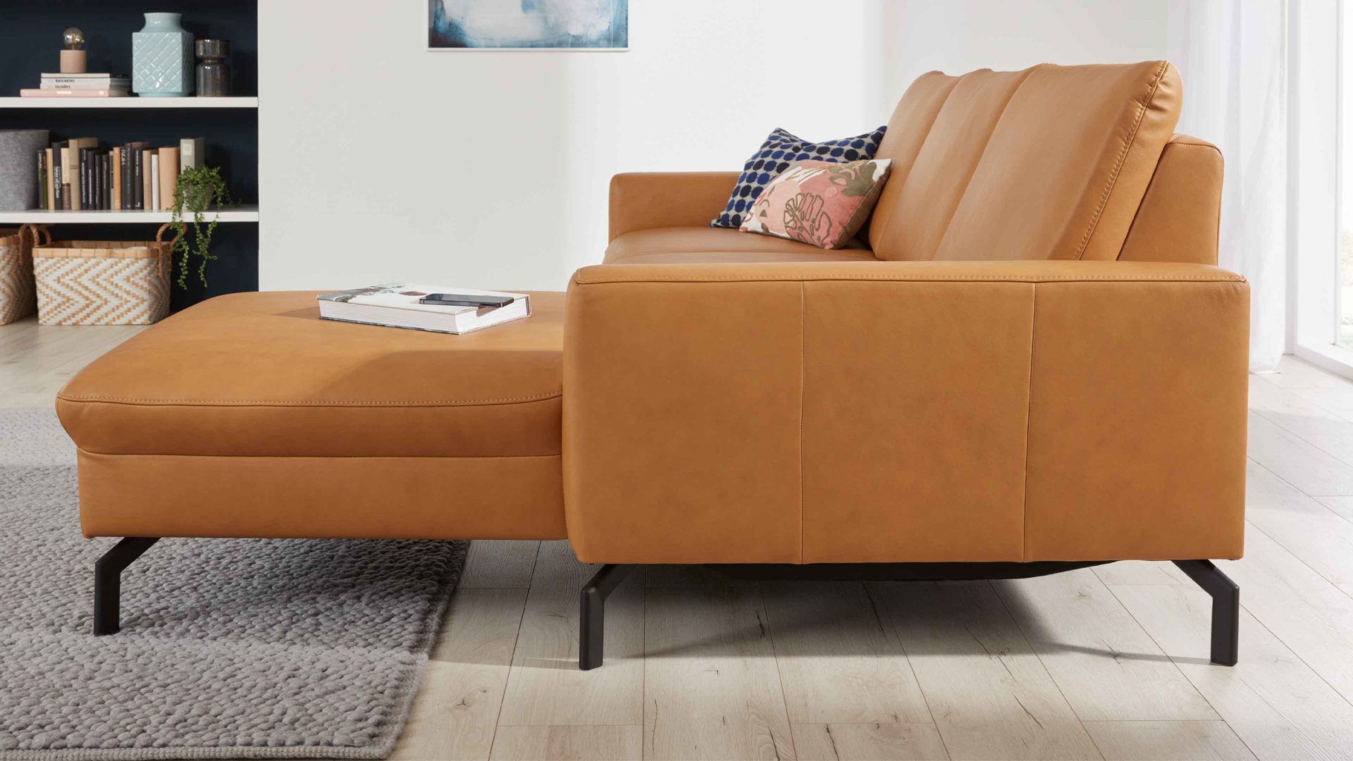 Ecksofa modulmaster aus Leder in Orange Modulmaster MM-PN1126 - Ecksofa kurkumafarbenes Leder Torro & schwarze Metallfüße - Stellfläche ca. 274 x 179 cm