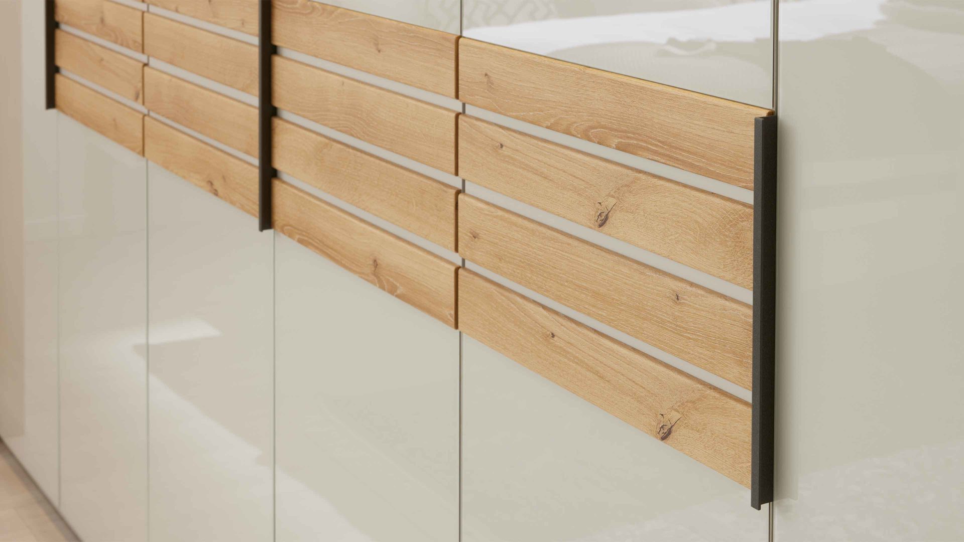 Komplettzimmer Interliving aus Holz in Hellgrau Interliving Schlafzimmer Serie 1026 – Komplettzimmer Champagner & Eiche bianco - vierteilig