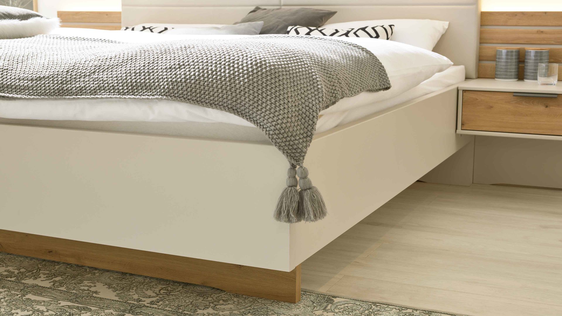 Komplettzimmer Interliving aus Holz in Hellgrau Interliving Schlafzimmer Serie 1026 – Komplettzimmer Champagner & Eiche bianco - vierteilig