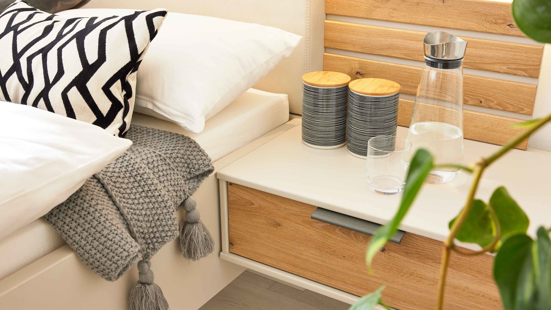 Möbelbeleuchtung Interliving aus Holz in Hellgrau Interliving Schlafzimmer Serie 1026 – Komplettzimmer mit Beleuchtung Champagner & Eiche bianco - Liegefläche ca. 180 x 200 cm