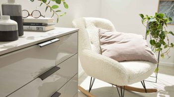 Kombikommode Interliving aus Holz in Hellgrau Interliving Schlafzimmer Serie 1026 – Kombikommode Champagner & Eiche bianco - fünf Türen, eine Schublade, Breite ca. 120 cm