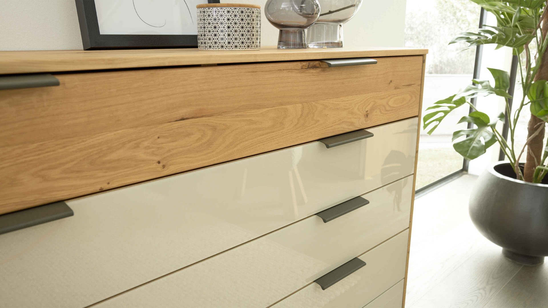 Schubladenkommode Interliving aus Holz in Hellgrau Interliving Schlafzimmer Serie 1027 – Schubladenkommode Eiche bianco & Champagner - fünf Schubladen, Breite ca. 141 cm