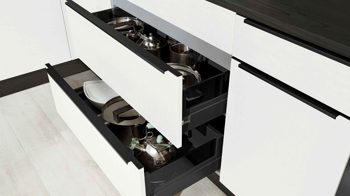 Einbauküche Interliving aus Holz in Weiß Interliving Küche Serie 3054 mit AEG Einbaugeräten Arcticweiß & Eiche Nero – zweizeilig