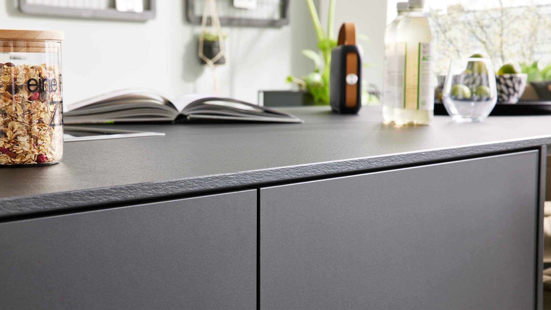 Einbauküche Interliving aus Holz in Schwarz Interliving Küche Serie 3104 mit AEG Einbaugeräten Mattschwarz – zweizeilig