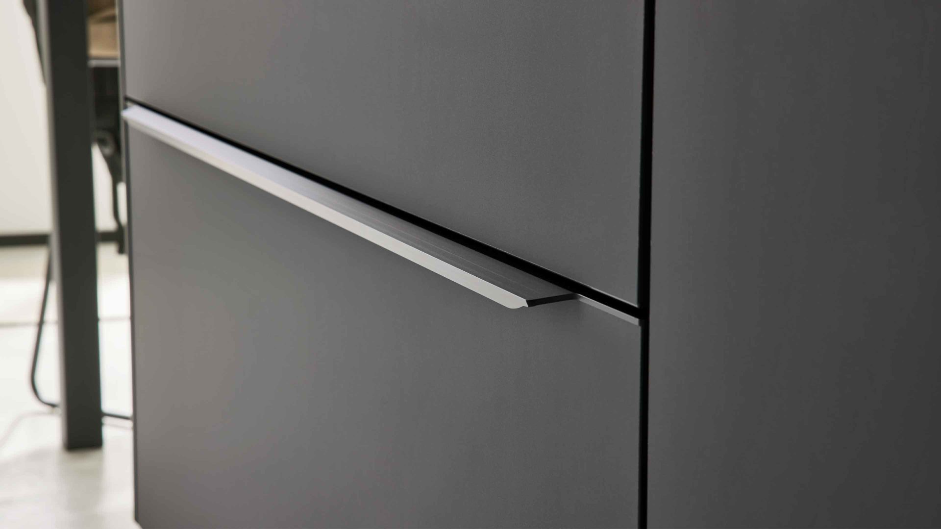 Einbauküche Interliving aus Holz in Schwarz Interliving Küche Serie 3057 mit AEG Einbaugeräten Mattschwarz – zweizeilig