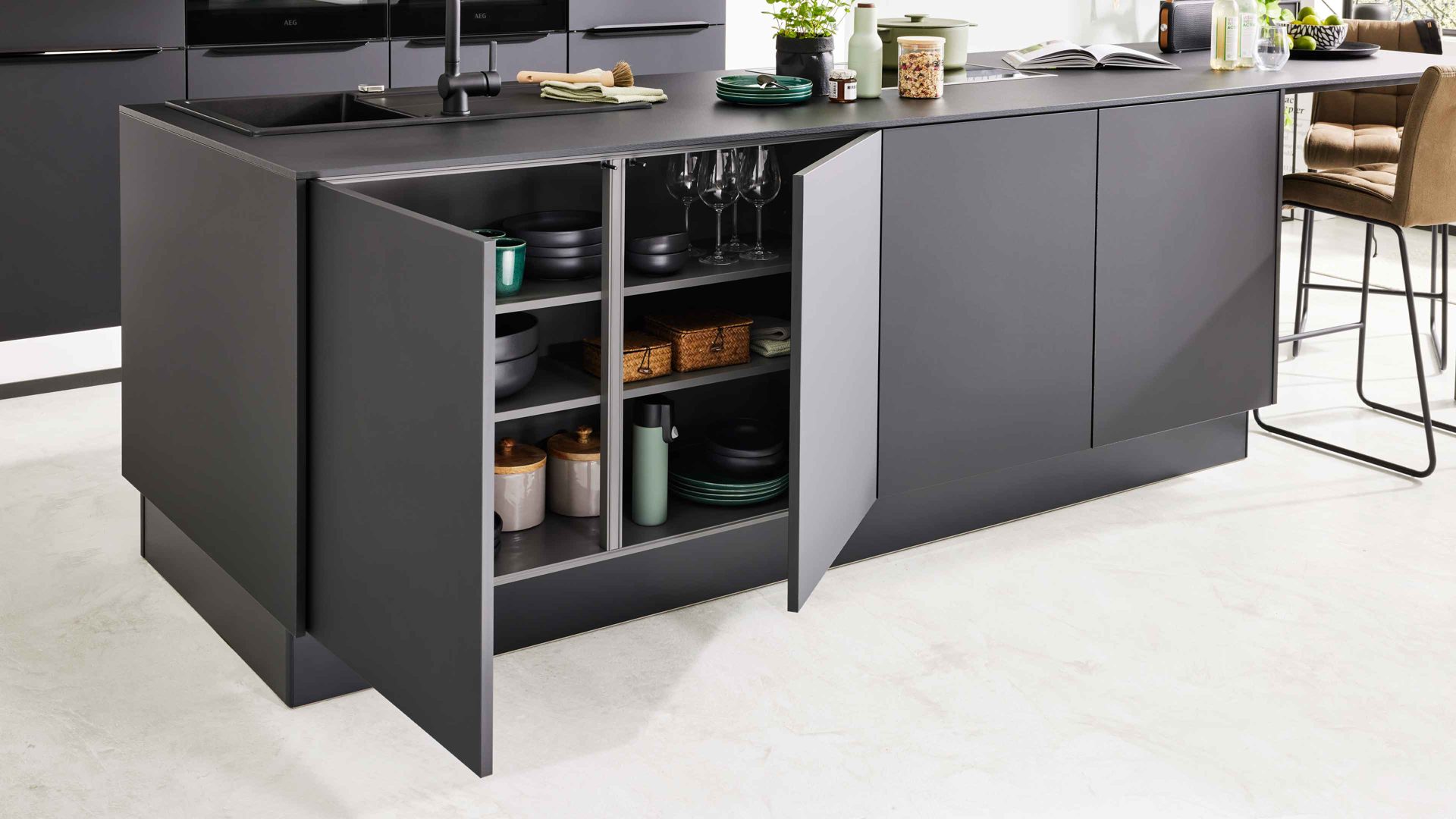 Einbauküche Interliving aus Holz in Schwarz Interliving Küche Serie 3104 mit AEG Einbaugeräten Mattschwarz – zweizeilig