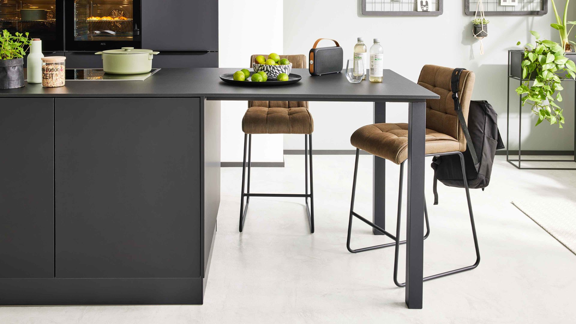 Einbauküche Interliving aus Holz in Schwarz Interliving Küche Serie 3104 mit AEG Einbaugeräten Mattschwarz – zweizeilig