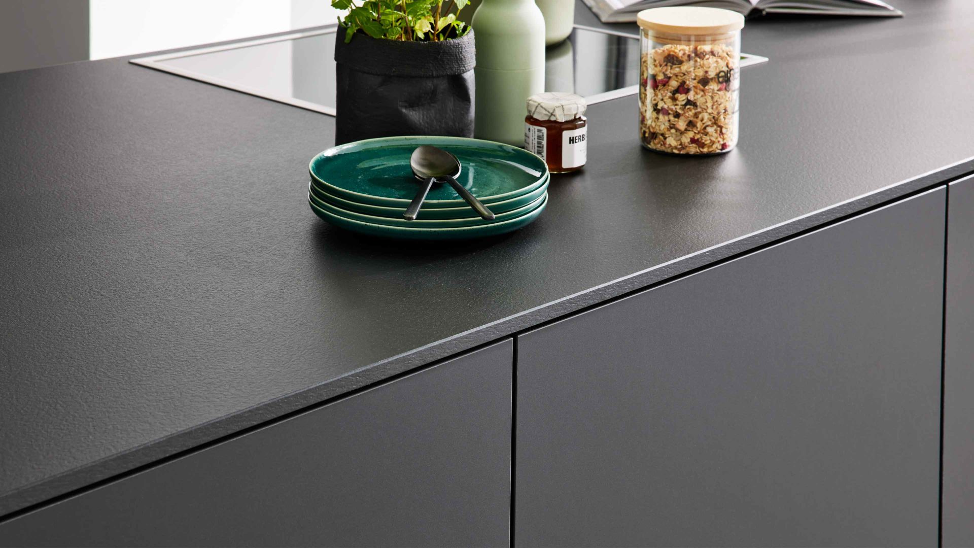 Einbauküche Interliving aus Holz in Schwarz Interliving Küche Serie 3104 mit AEG Einbaugeräten Mattschwarz – zweizeilig