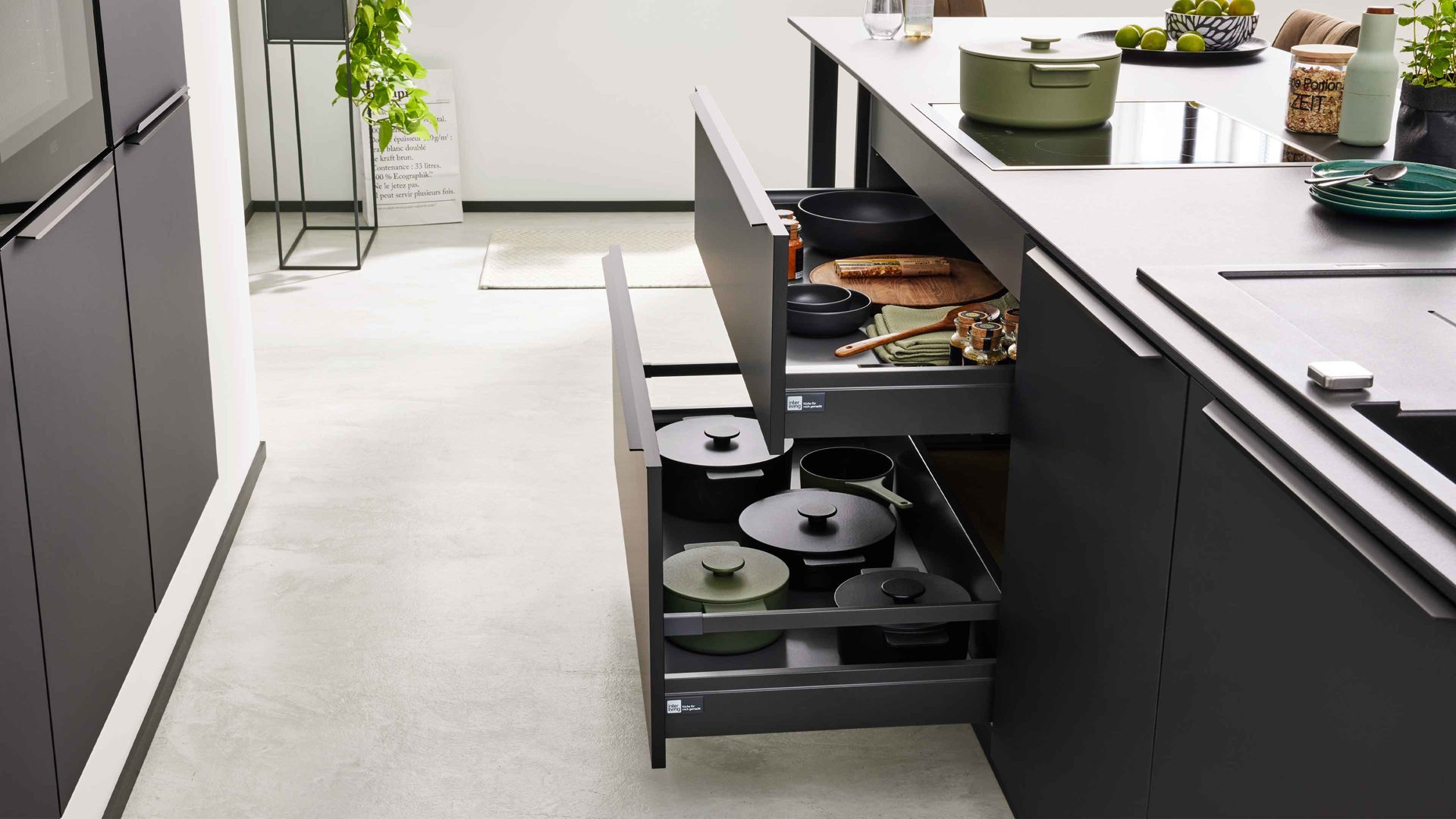 Einbauküche Interliving aus Holz in Schwarz Interliving Küche Serie 3057 mit AEG Einbaugeräten Mattschwarz – zweizeilig