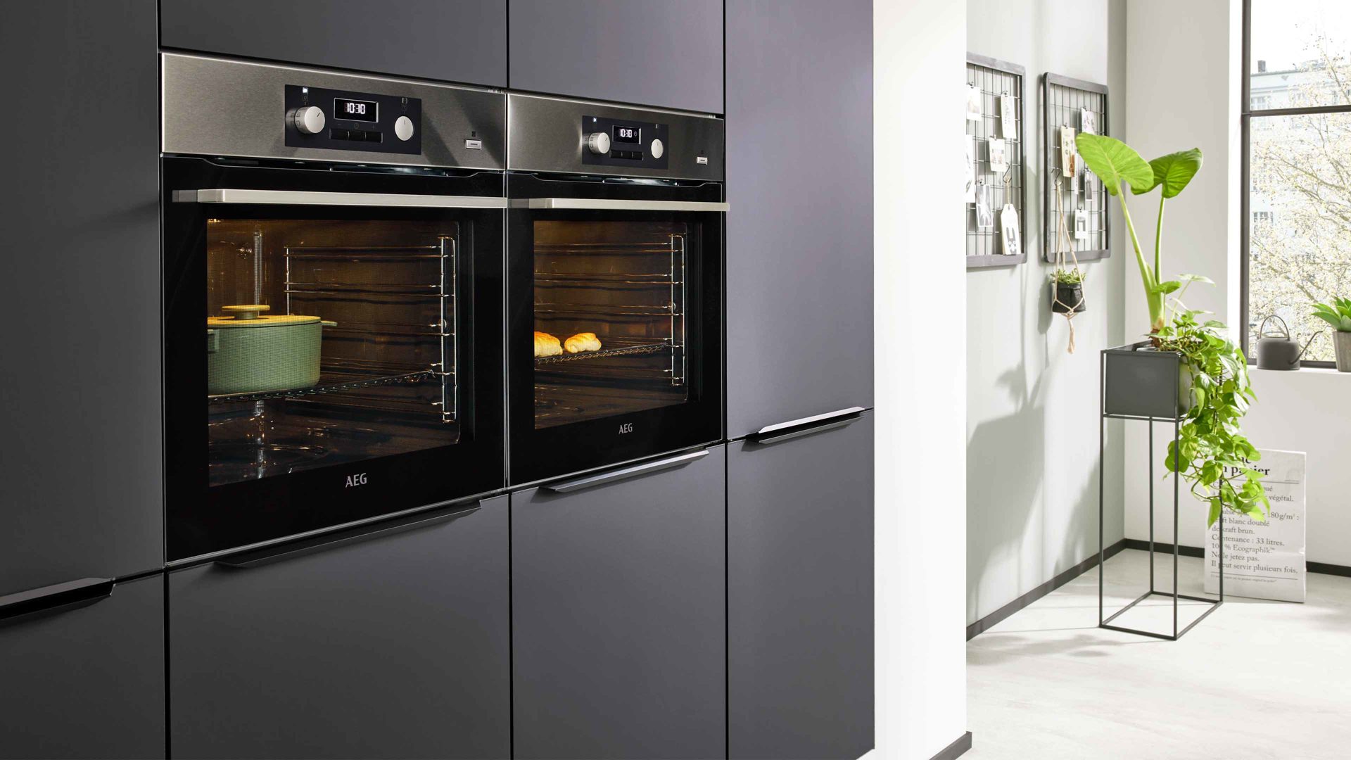 Einbauküche Interliving aus Holz in Schwarz Interliving Küche Serie 3104 mit AEG Einbaugeräten Mattschwarz – zweizeilig