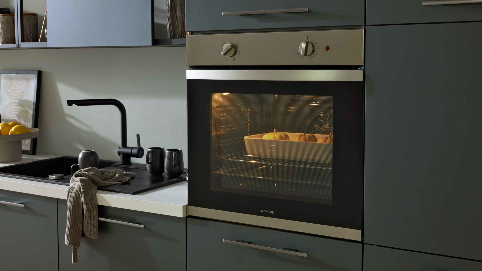 Einbauküche Interliving aus Holz in Dunkelgrün Interliving Küche Serie 3059 mit Einbaugeräten Black Green - Stellfläche ca. 220 x 480 cm