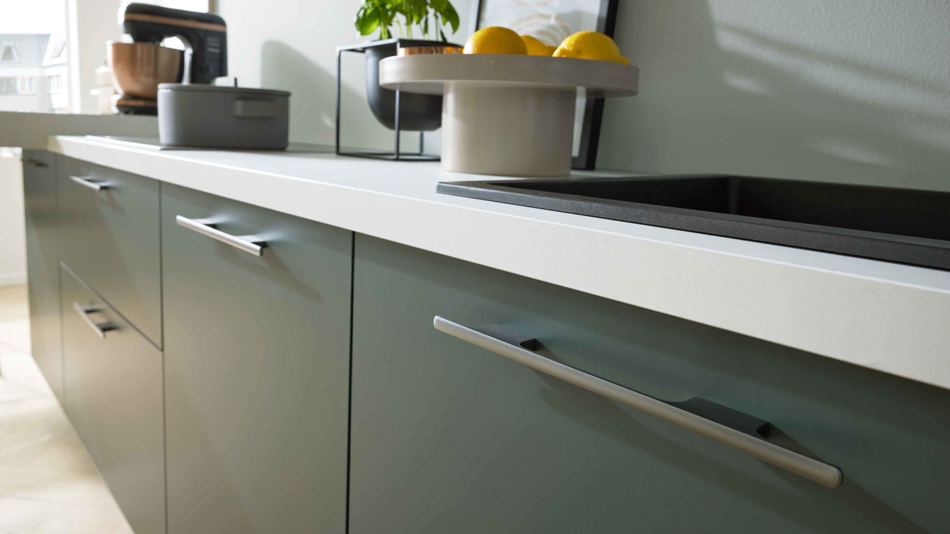 Einbauküche Interliving aus Holz in Dunkelgrün Interliving Küche Serie 3059 mit Einbaugeräten Black Green - Stellfläche ca. 220 x 480 cm