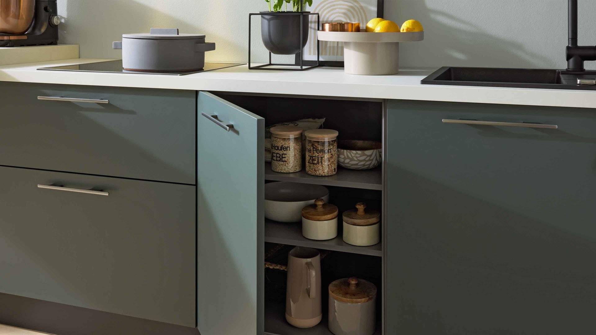 Einbauküche Interliving aus Holz in Dunkelgrün Interliving Küche Serie 3059 mit privileg Einbaugeräten Black Green - Stellfläche ca. 220 x 480 cm