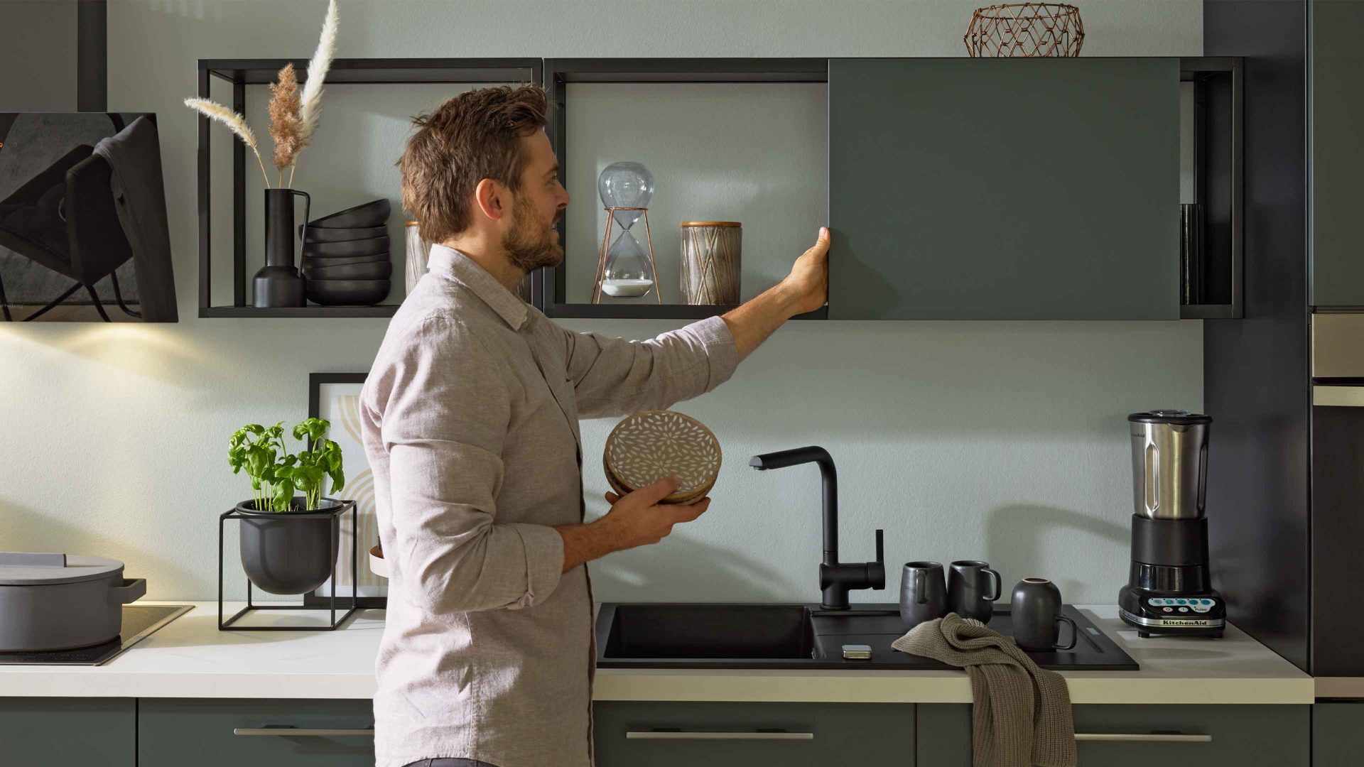 Einbauküche Interliving aus Holz in Dunkelgrün Interliving Küche Serie 3059 mit Einbaugeräten Black Green - Stellfläche ca. 220 x 480 cm