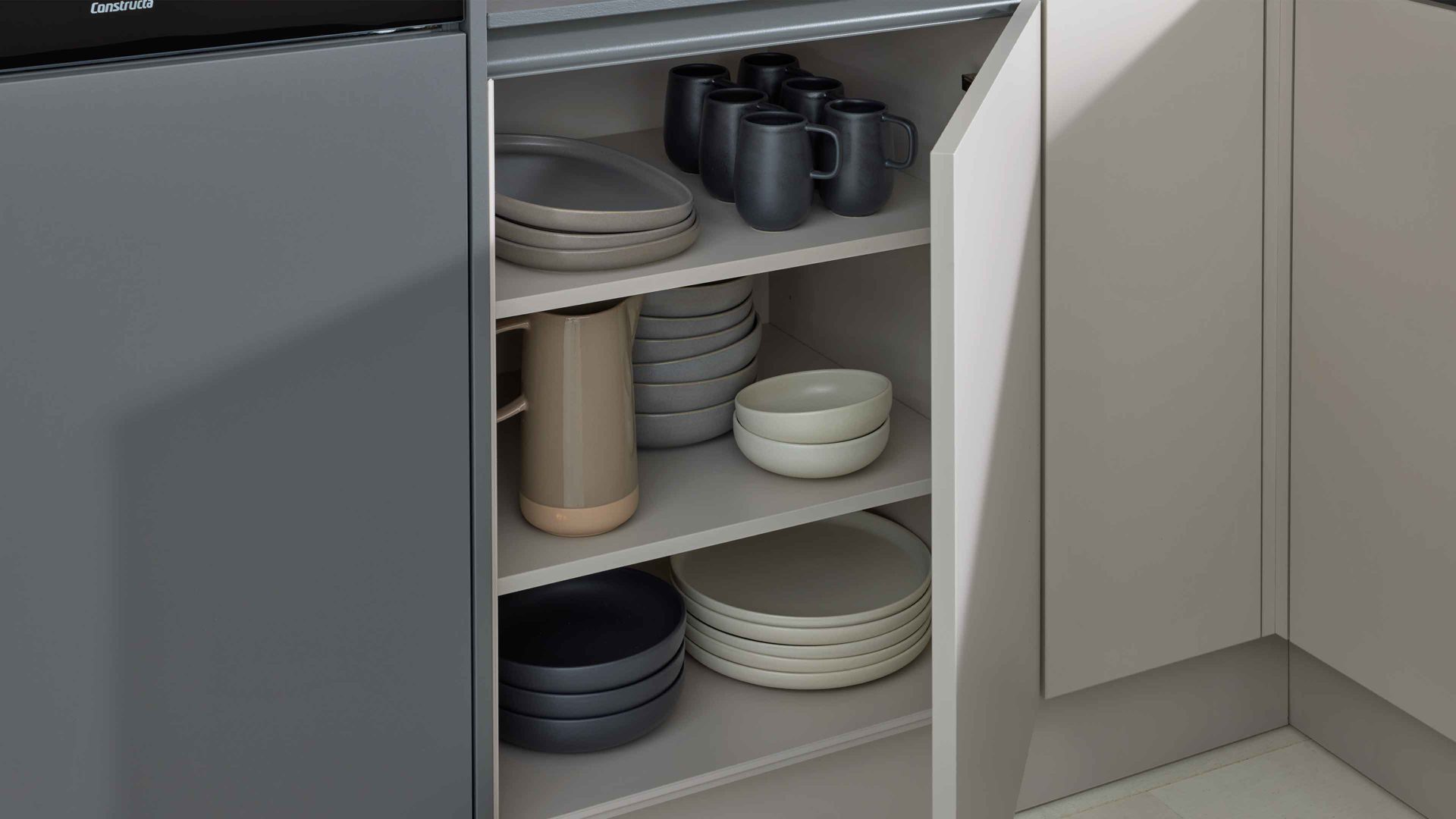 Einbauküche Interliving aus Holz in Grau Interliving Küche Serie 3060 mit Constructa Einbaugeräten Sahara & Quarzgrau - Stellfläche ca. 275 x 309 cm