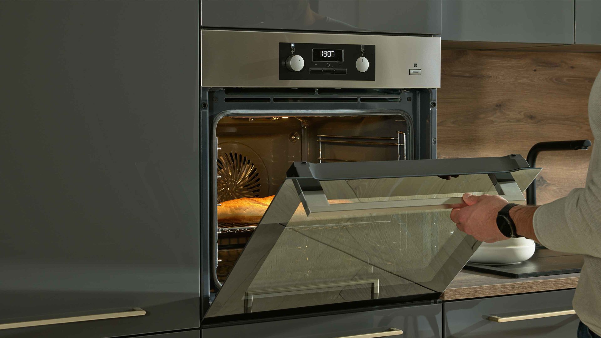 Einbauküche Interliving aus Holz in Dunkelgrau Interliving Küche Serie 3114 mit AEG Einbaugeräten Graphit & Castell Eiche - Länge ca. 408 cm