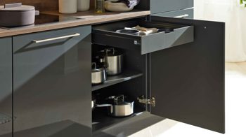 Einbauküche Interliving aus Holz in Dunkelgrau Interliving Küche Serie 3114 mit AEG Einbaugeräten Graphit & Castell Eiche - Länge ca. 408 cm