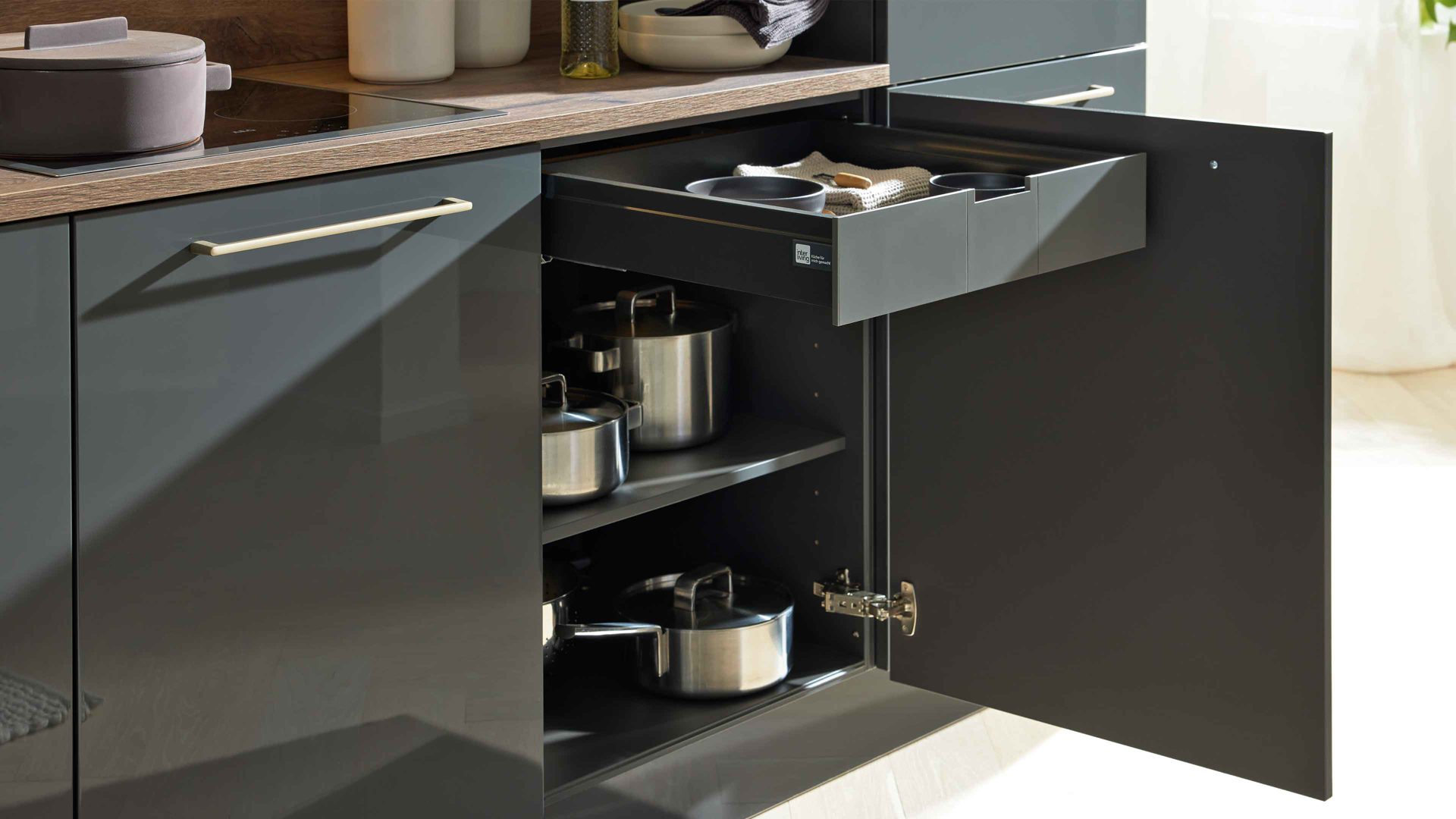 Einbauküche Interliving aus Holz in Dunkelgrau Interliving Küche Serie 3061 mit AEG Einbaugeräten Graphit & Castell Eiche - Länge ca. 408 cm