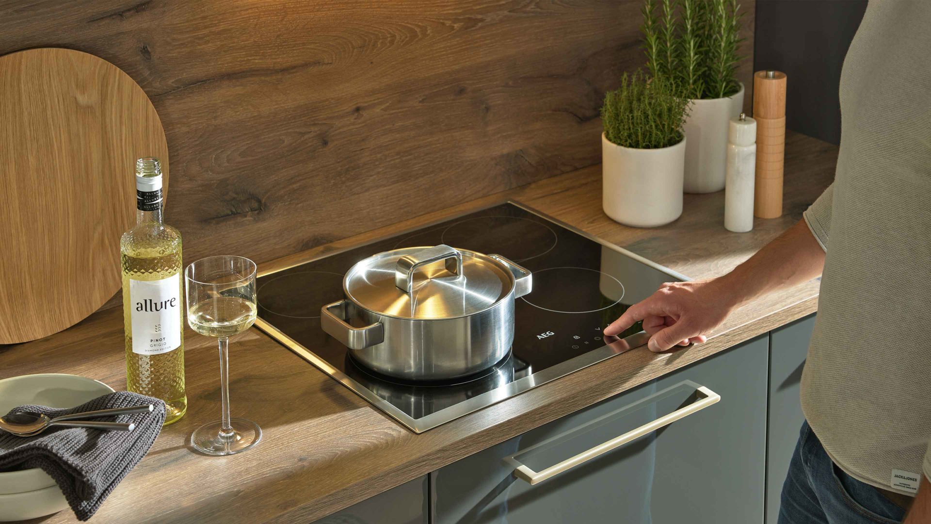 Einbauküche Interliving aus Holz in Dunkelgrau Interliving Küche Serie 3114 mit AEG Einbaugeräten Graphit & Castell Eiche - Länge ca. 408 cm