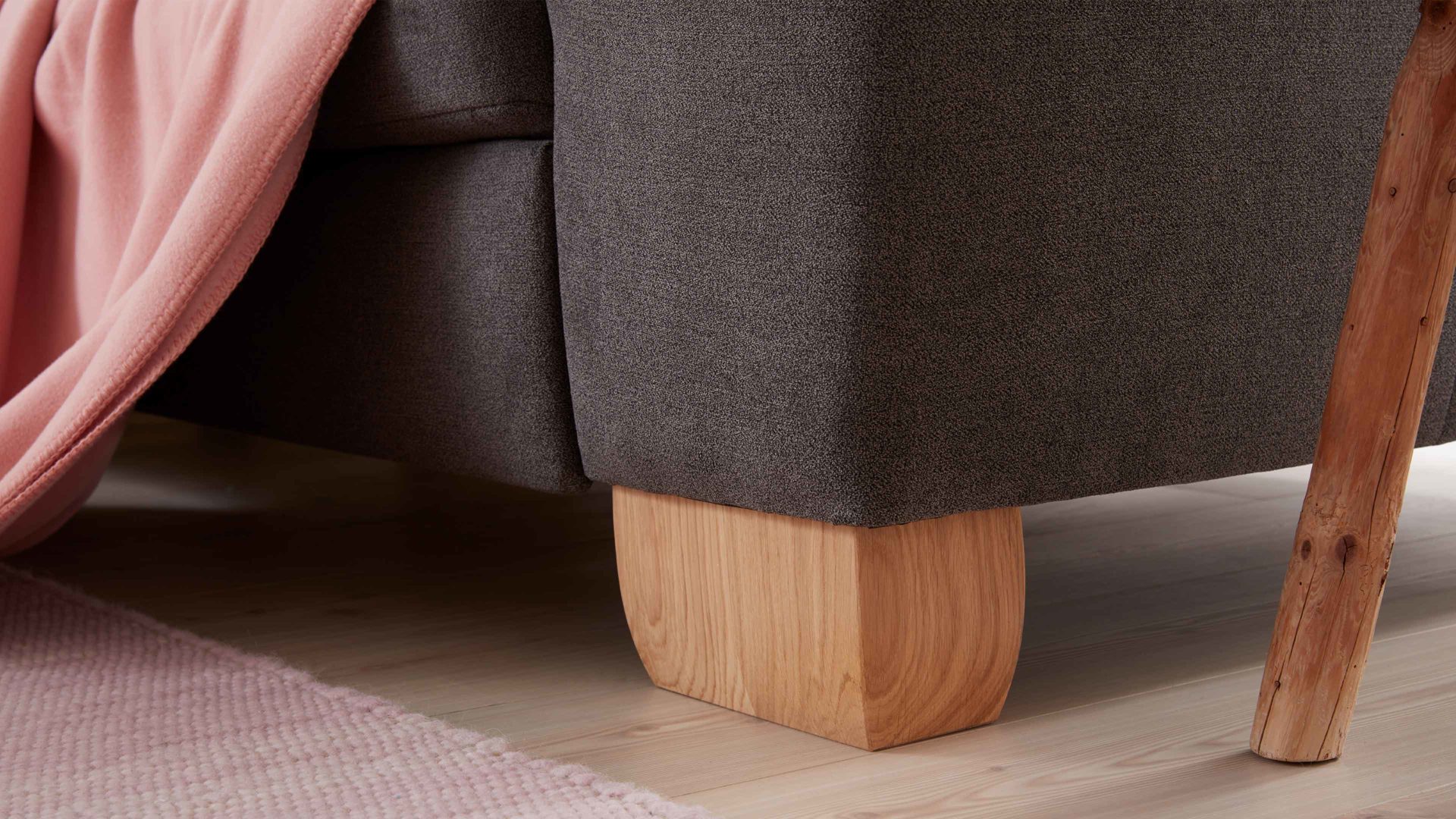 Polsterhocker modulmaster aus Stoff in Grau Modulmaster MM-PP1058 - XXL-Hocker schieferfarbene Mikro-Chenille Charly & Wildeiche – ca. 130 x 65 cm