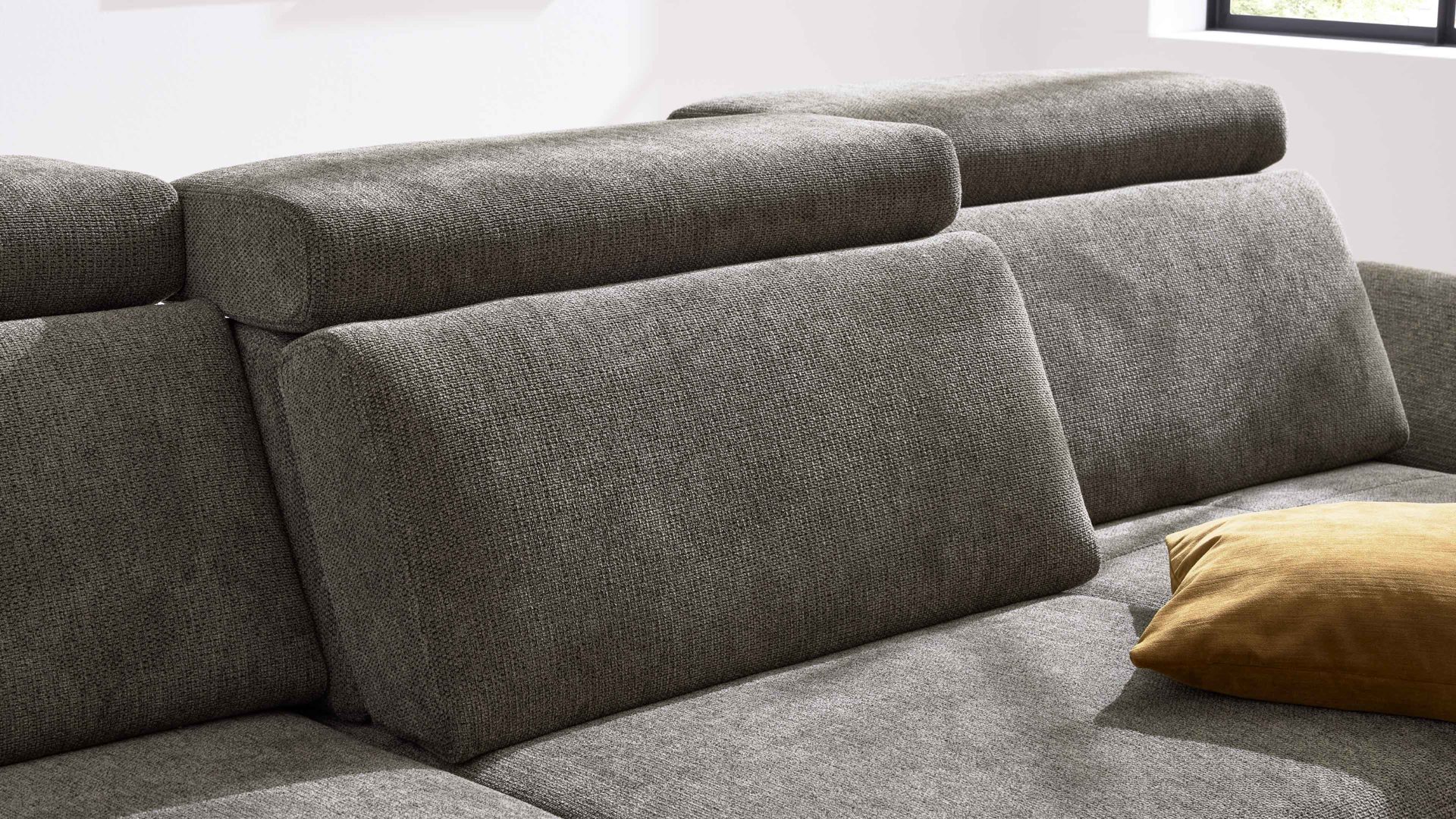 Ecksofa Interliving aus Stoff in Dunkelgrün Interliving Sofa Serie 4254 – Ecksofa jagdgrüner Bezug Mito 156 – Stellfläche ca. 185 x 300 cm