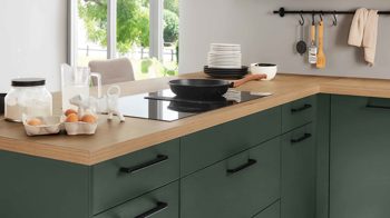 Einbauküche Nolte® küchen aus Holz in Dunkelgrün nolte® Einbauküche Manhattan mit Constructa Einbaugeräten Black Green & Chalet Eiche – Stellfläche ca. 285 x 308 cm