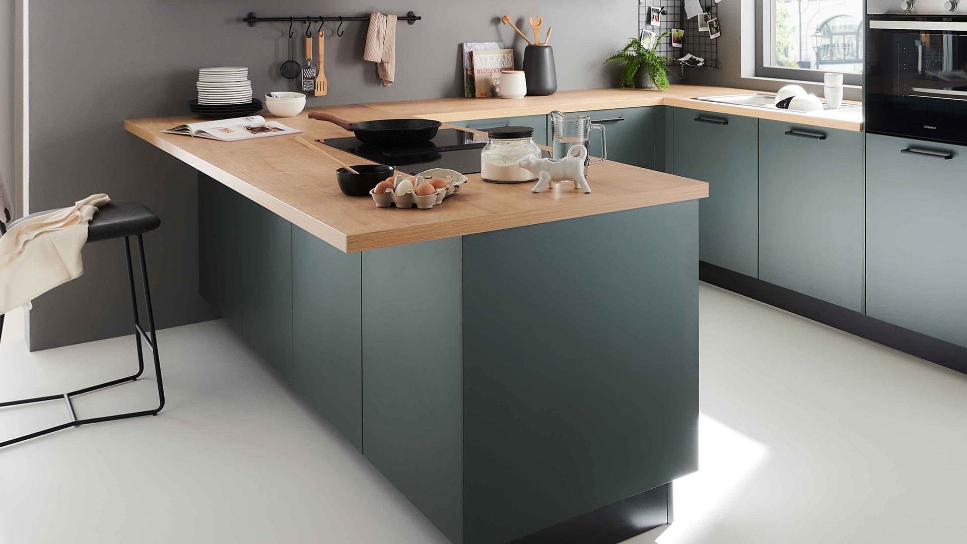 Einbauküche Nolte® küchen aus Holz in Dunkelgrün nolte® Einbauküche Manhattan mit Constructa Einbaugeräten Black Green & Chalet Eiche – Stellfläche ca. 285 x 308 cm