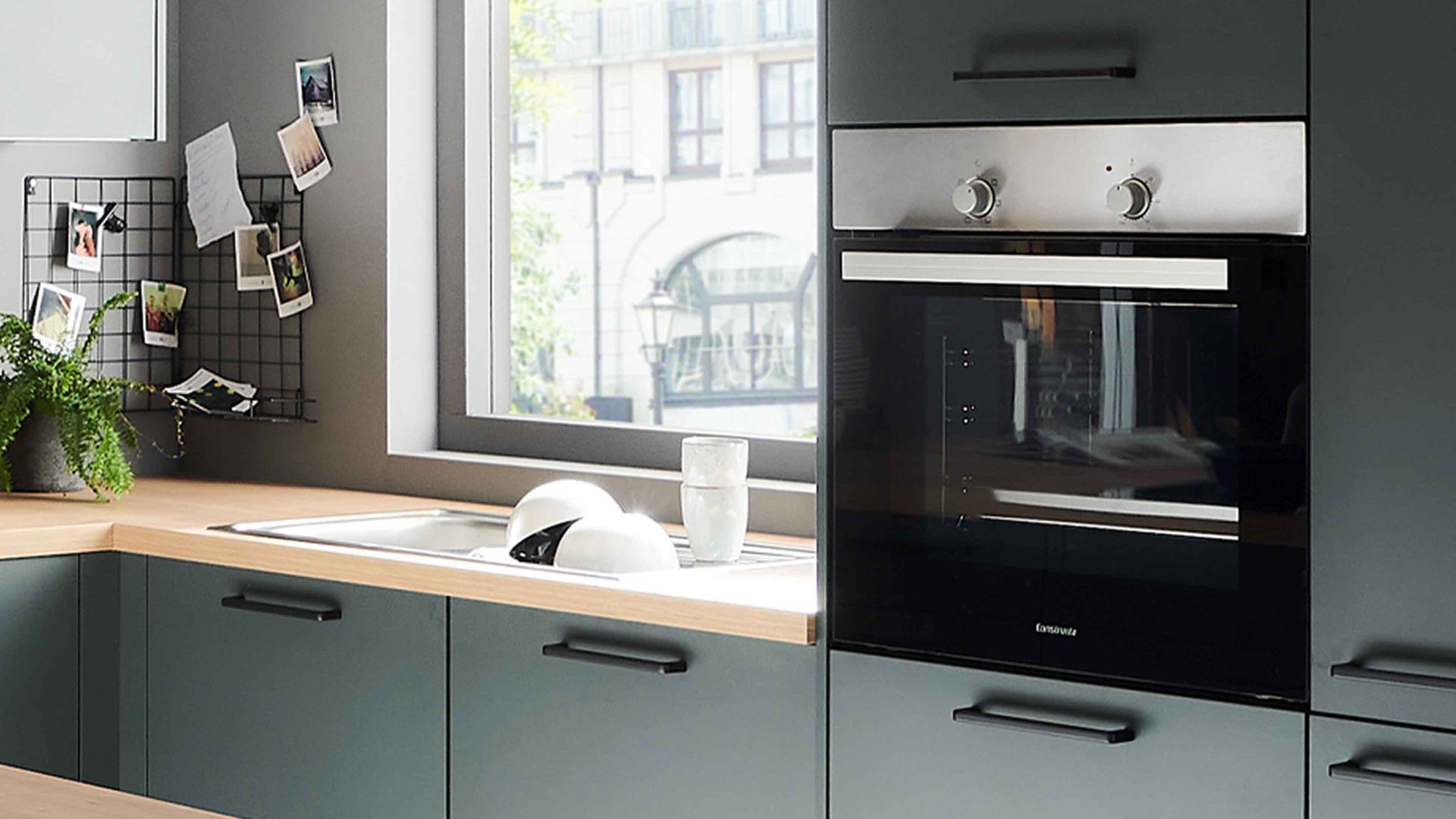 Einbauküche Nolte® küchen aus Holz in Dunkelgrün nolte® Einbauküche Manhattan mit Constructa Einbaugeräten Black Green & Chalet Eiche – Stellfläche ca. 285 x 308 cm