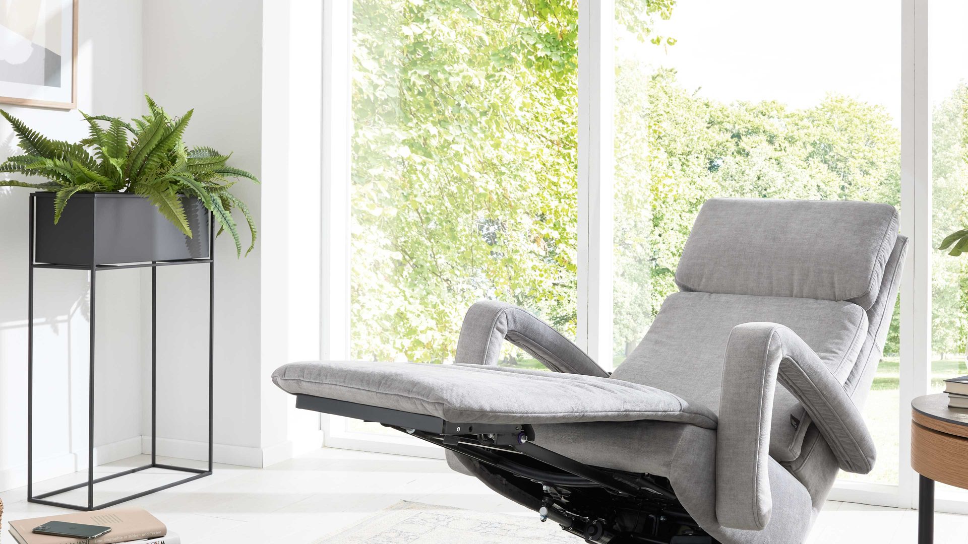 Relaxsessel Interliving aus Stoff in Hellgrau Interliving Sofa Serie 4541 – Relaxsessel C manuell - silberfarbener Velours Joyce & Sternfuß V4S