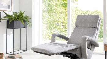 Relaxsessel Interliving aus Stoff in Hellgrau Interliving Sofa Serie 4541 – Relaxsessel C manuell - silberfarbener Velours Joyce & Sternfuß V4S