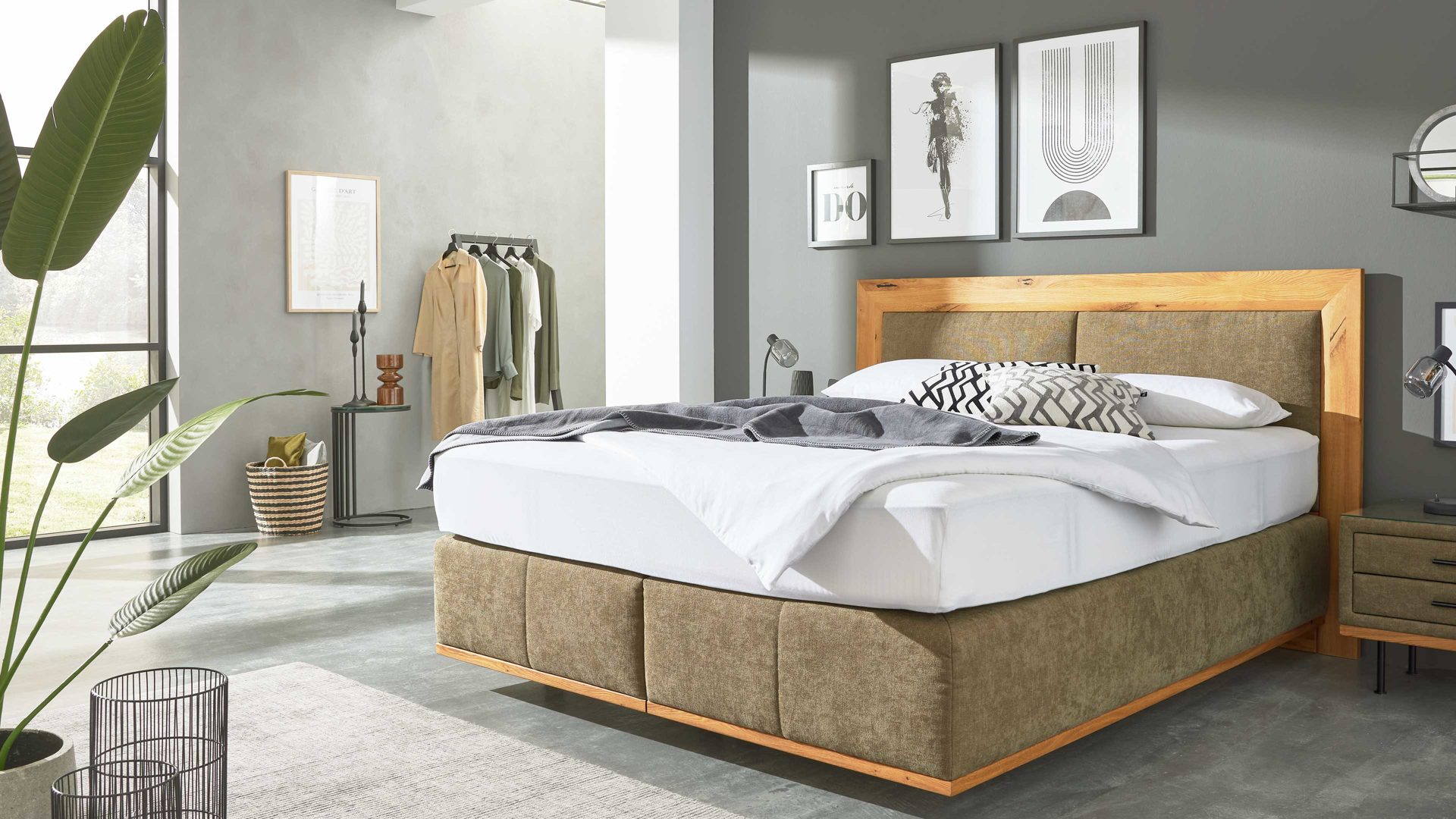 Boxspringbett Interliving aus Stoff in Grün Interliving Boxspringbett Serie 1415 - Boxspringbett mit extra hohem Kopfteil olivgrüner Stoffbezug ELK 323 & Schwebefuß - Liegefläche ca. 180 x 200 cm