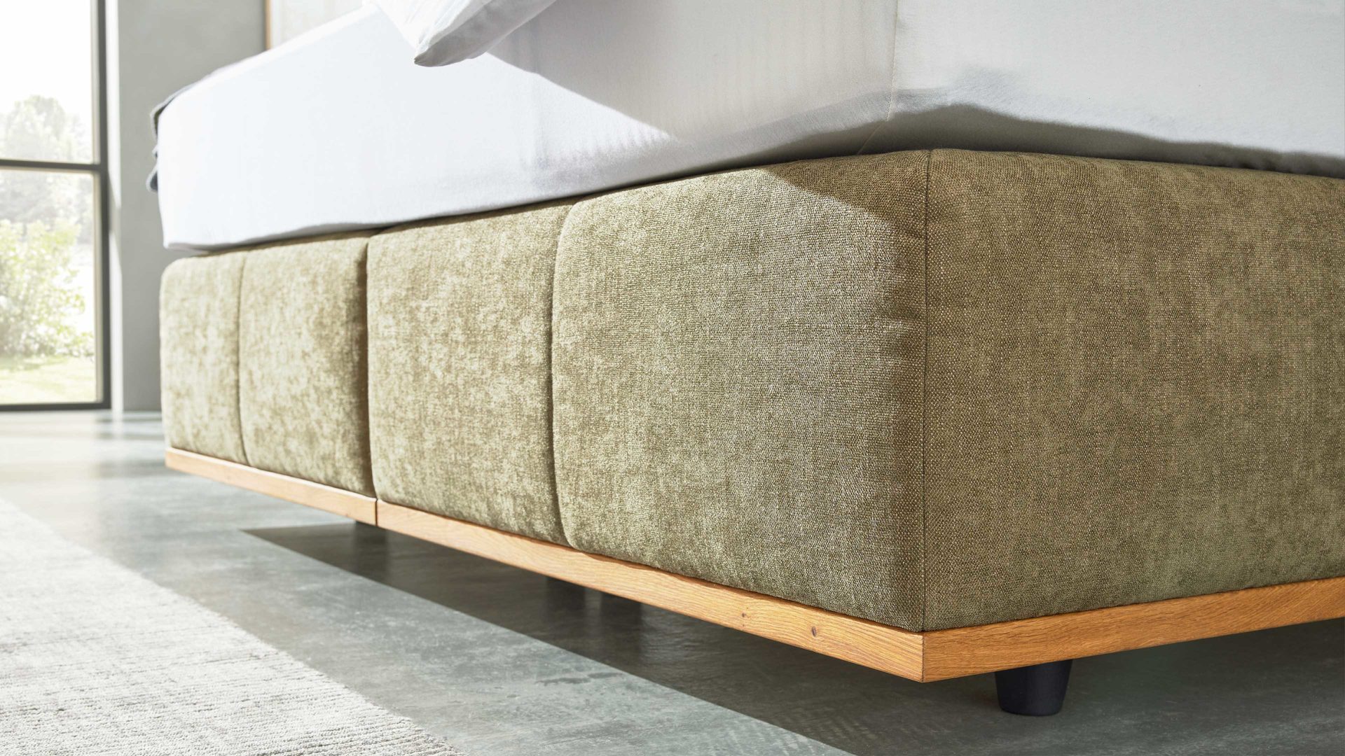 Boxspringbett Interliving aus Stoff in Grün Interliving Boxspringbett Serie 1415 - Boxspringbett mit extra hohem Kopfteil olivgrüner Stoffbezug ELK 323 &amp; Schwebefuß - Liegefläche ca. 180 x 200 cm