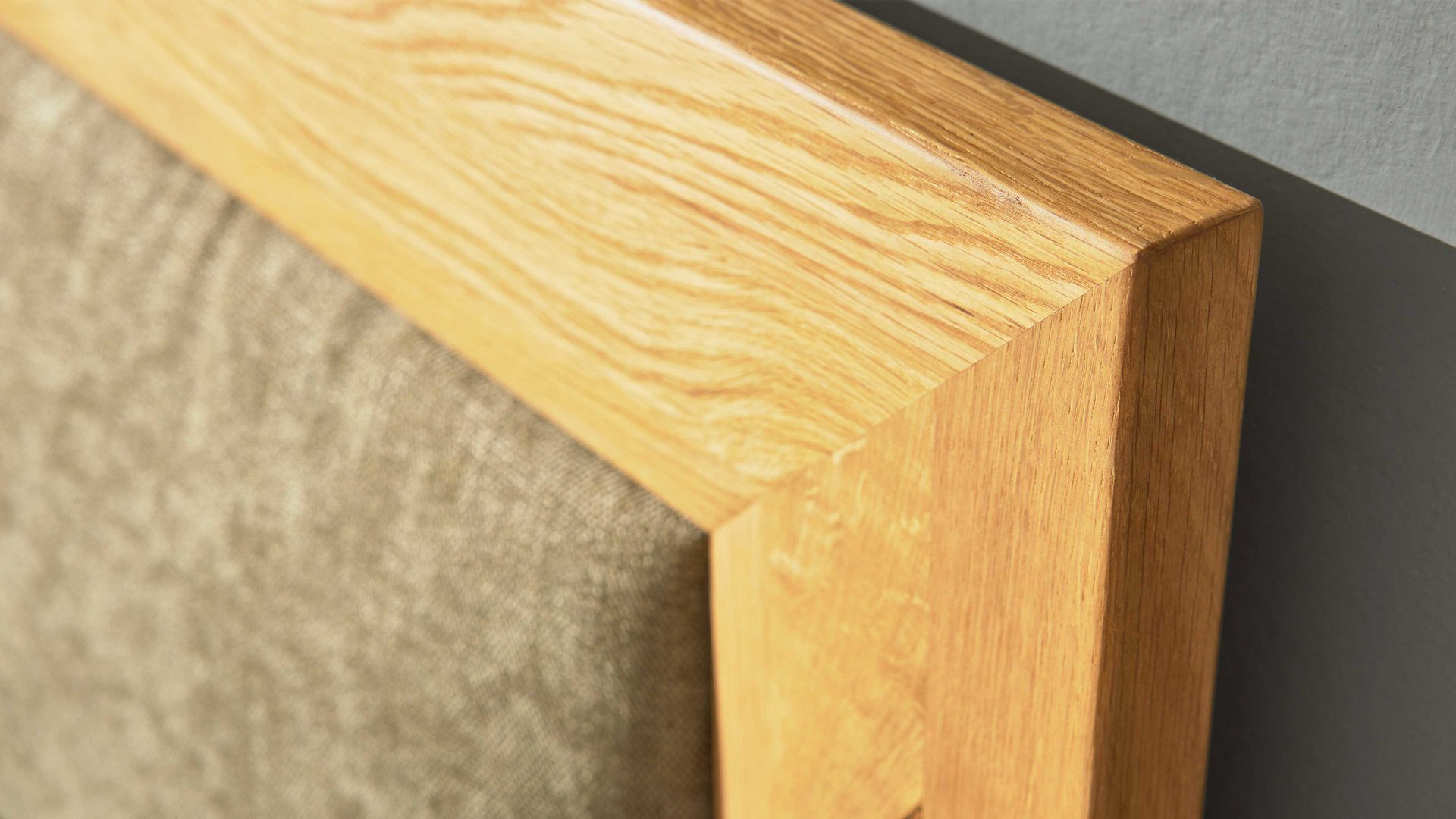 Boxspringbett Interliving aus Stoff in Grün Interliving Boxspringbett Serie 1415 - Boxspringbett mit extra hohem Kopfteil olivgrüner Stoffbezug ELK 323 &amp; Schwebefuß - Liegefläche ca. 180 x 200 cm