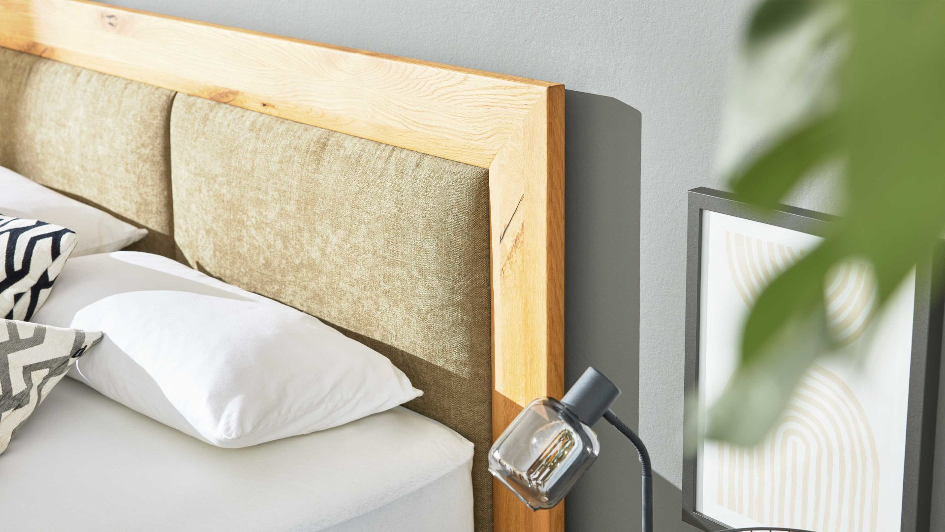 Boxspringbett Interliving aus Stoff in Grün Interliving Boxspringbett Serie 1415 - Boxspringbett mit extra hohem Kopfteil olivgrüner Stoffbezug ELK 323 &amp; Schwebefuß - Liegefläche ca. 180 x 200 cm