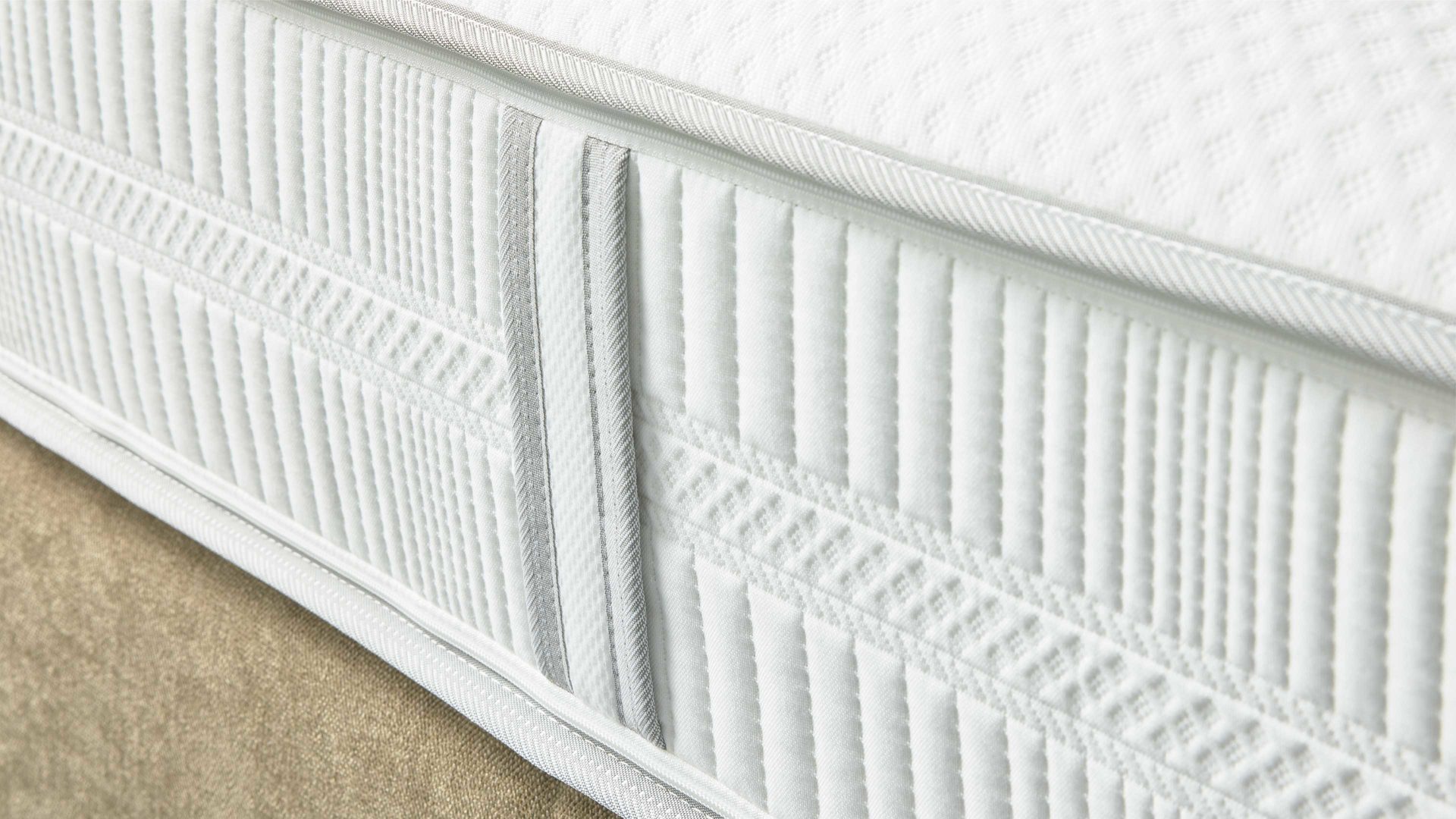 Boxspringbett Interliving aus Stoff in Grün Interliving Boxspringbett Serie 1415 - Boxspringbett mit extra hohem Kopfteil olivgrüner Stoffbezug ELK 323 &amp; Schwebefuß - Liegefläche ca. 180 x 200 cm