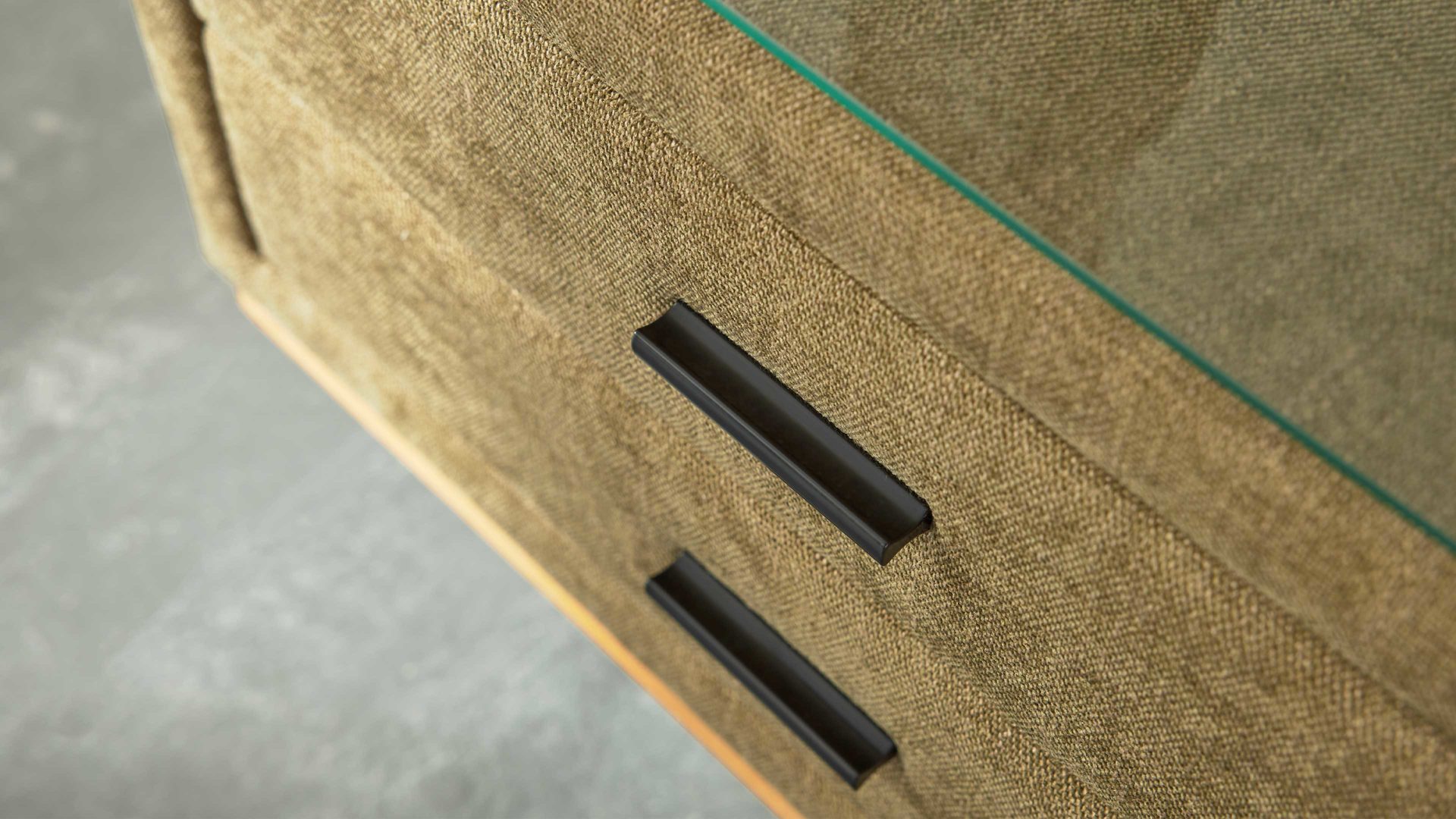 Nachtkommode Interliving aus Stoff in Grün Interliving Boxspringbett Serie 1415 - Nachtkommode NK I823 olivgrüner Stoffbezug ELK 323 - zwei Schubladen