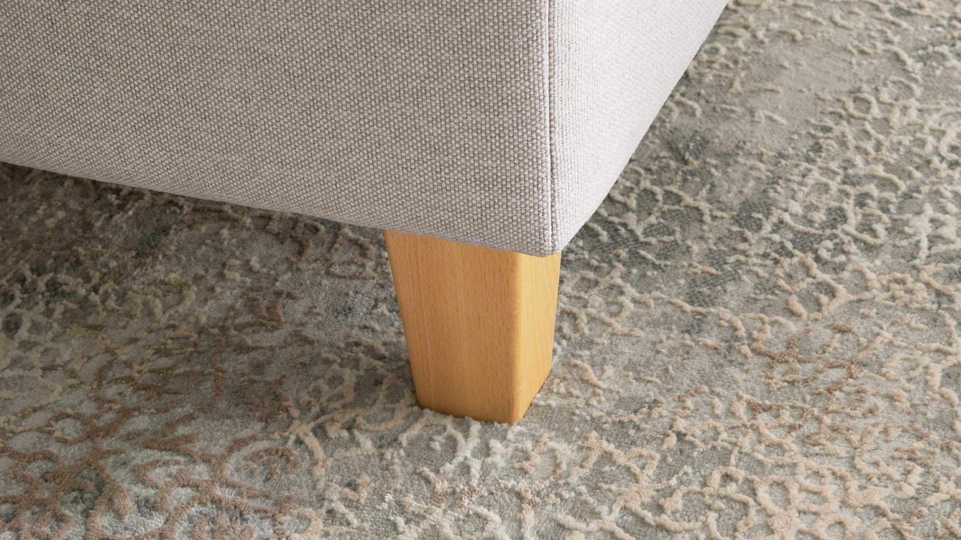 Boxspringbett Interliving aus Stoff in Beige Interliving Boxspringbett Serie 1415 - Boxspringbett mit Holzakzenten hellbeiger Stoffbezug TBB 2 & Holzfuß H72 - Liegefläche ca. 180 x 200 cm