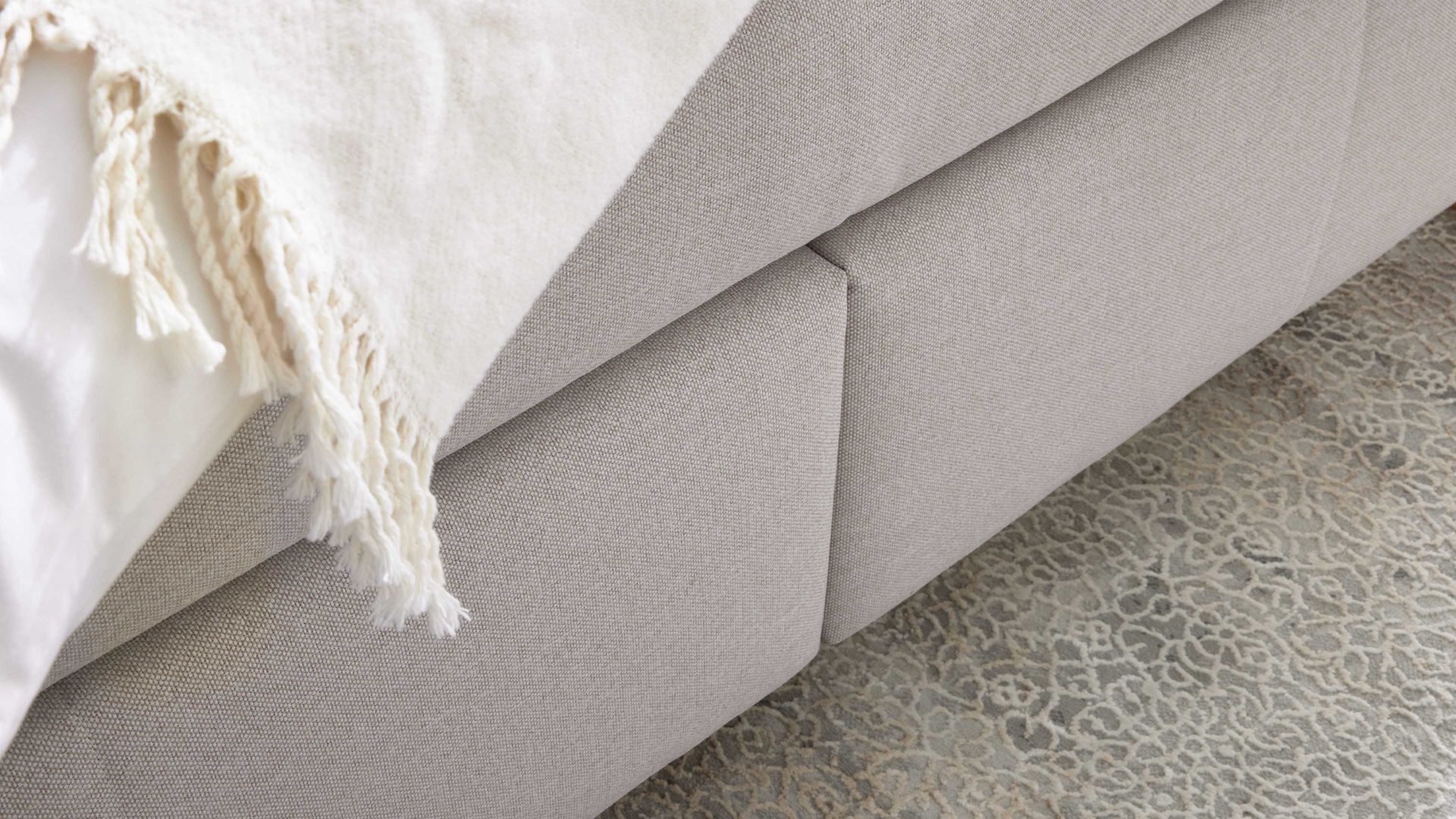 Boxspringbett Interliving aus Stoff in Beige Interliving Boxspringbett Serie 1415 - Boxspringbett mit Holzakzenten hellbeiger Stoffbezug TBB 2 &amp; Holzfuß H72 - Liegefläche ca. 180 x 200 cm