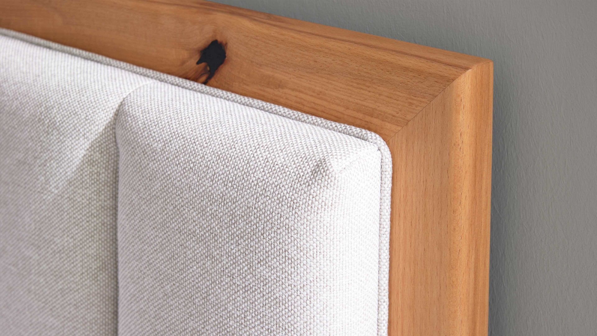 Boxspringbett Interliving aus Stoff in Beige Interliving Boxspringbett Serie 1415 - Boxspringbett mit Holzakzenten hellbeiger Stoffbezug TBB 2 &amp; Holzfuß H72 - Liegefläche ca. 180 x 200 cm