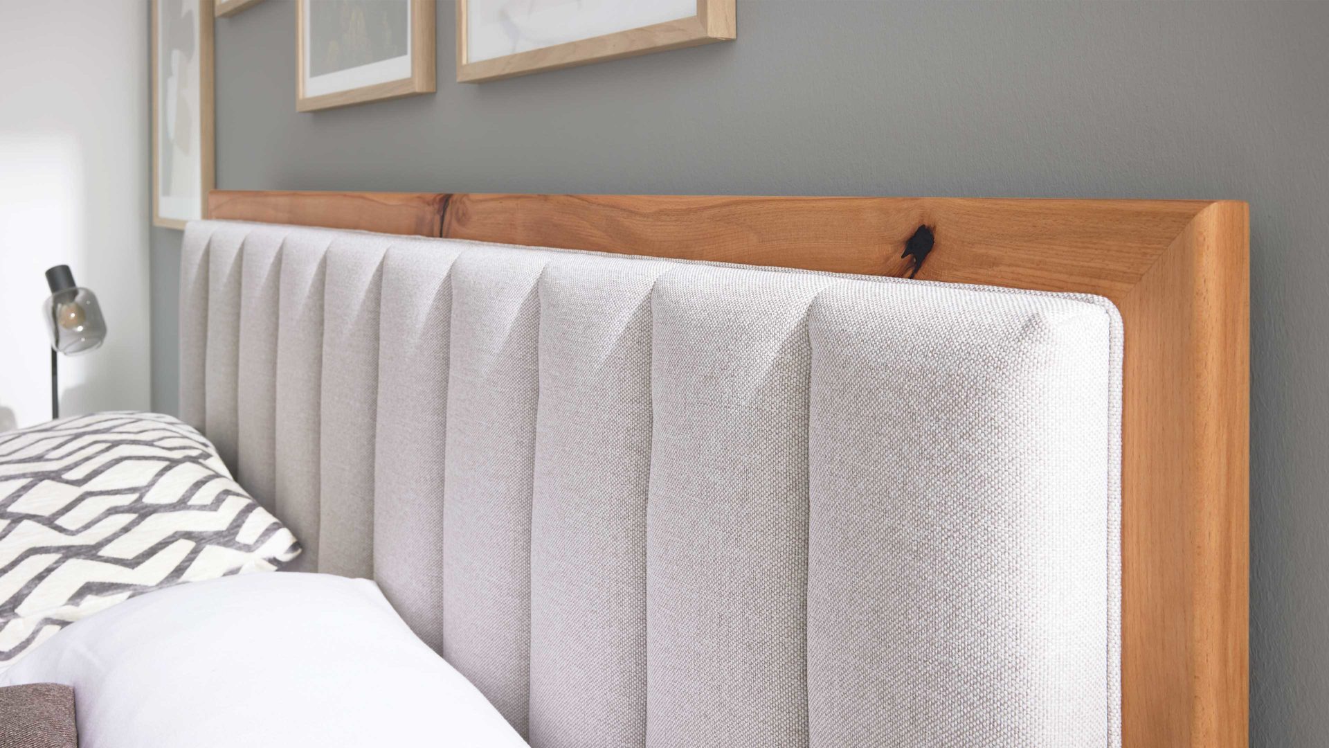 Boxspringbett Interliving aus Stoff in Beige Interliving Boxspringbett Serie 1415 - Boxspringbett mit Holzakzenten hellbeiger Stoffbezug TBB 2 &amp; Holzfuß H72 - Liegefläche ca. 180 x 200 cm