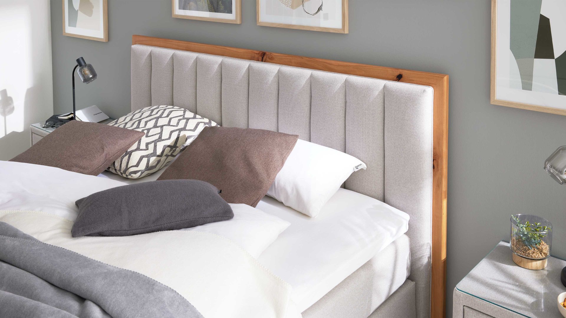 Boxspringbett Interliving aus Stoff in Beige Interliving Boxspringbett Serie 1415 - Boxspringbett mit Holzakzenten hellbeiger Stoffbezug TBB 2 &amp; Holzfuß H72 - Liegefläche ca. 180 x 200 cm