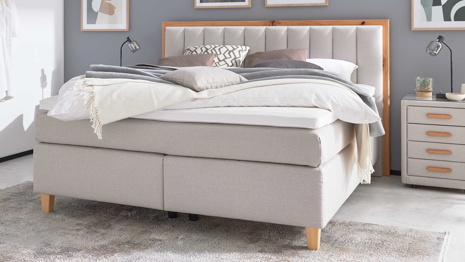 Boxspringbett Interliving aus Stoff in Beige Interliving Boxspringbett Serie 1415 - Boxspringbett mit Holzakzenten hellbeiger Stoffbezug TBB 2 &amp; Holzfuß H72 - Liegefläche ca. 180 x 200 cm
