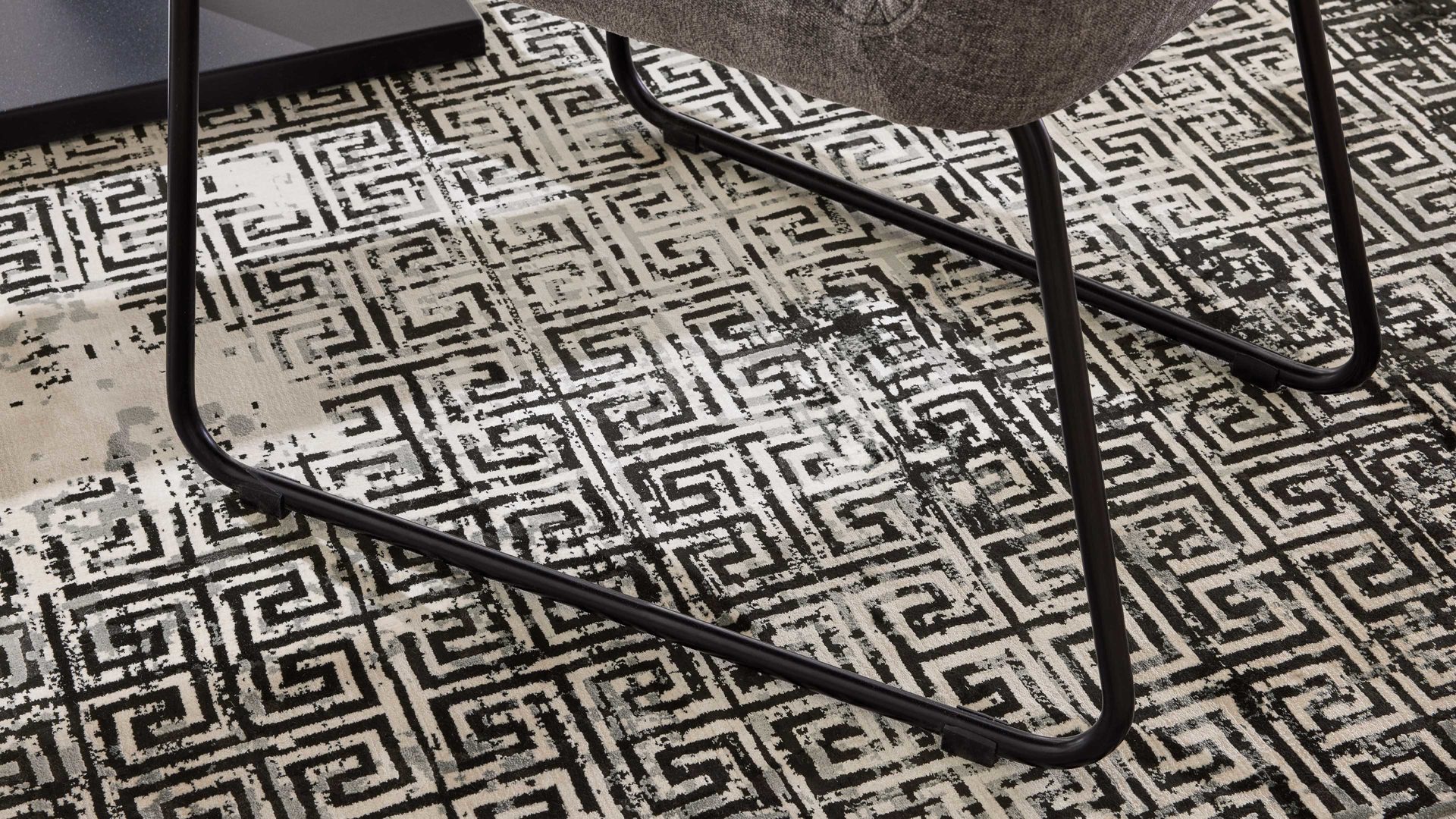 Polsterstuhl Interliving aus Stoff in Grau Interliving Esszimmer Serie 5504 - Polsterstuhl grauer Bezug Concrete DCT 99 & schwarzes Kufengestell S 355