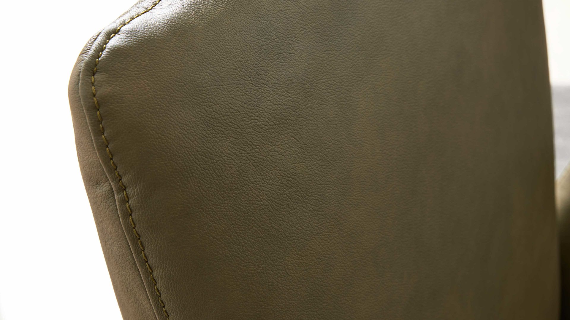 Polsterstuhl Interliving aus Leder in Grün Interliving Esszimmer Serie 5504 - Polsterstuhl 35 grünes Leder EVI 33 & schwarzes Kufengestell S 355