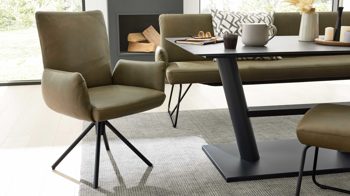 Polsterstuhl Interliving aus Leder in Grün Interliving Esszimmer Serie 5504 - Armlehnstuhl grünes Leder EVI 33 & schwarzer Drehfuß S 349